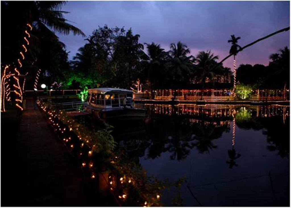 The Windsor Castle Hotel Kottayam Exterior photo