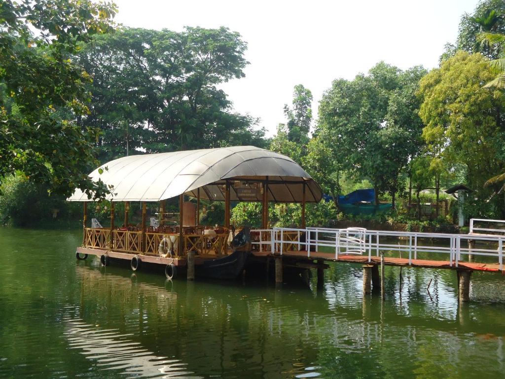 The Windsor Castle Hotel Kottayam Exterior photo