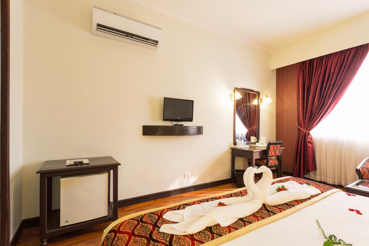 The Windsor Castle Hotel Kottayam Exterior photo